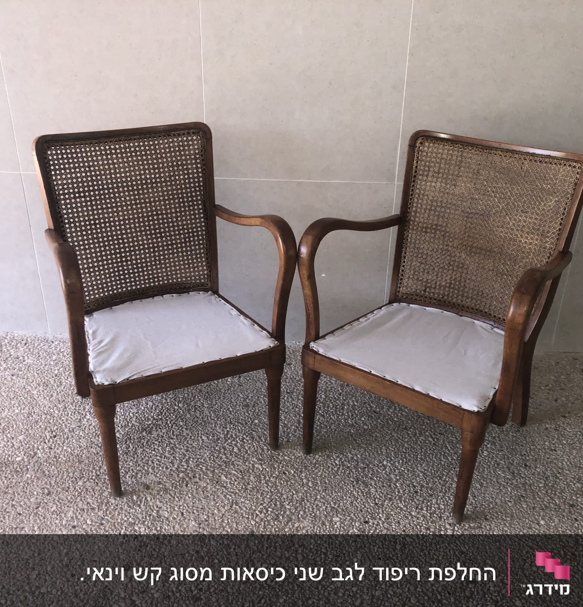 שני כיסאות עץ עם ריפוד בד בהיר